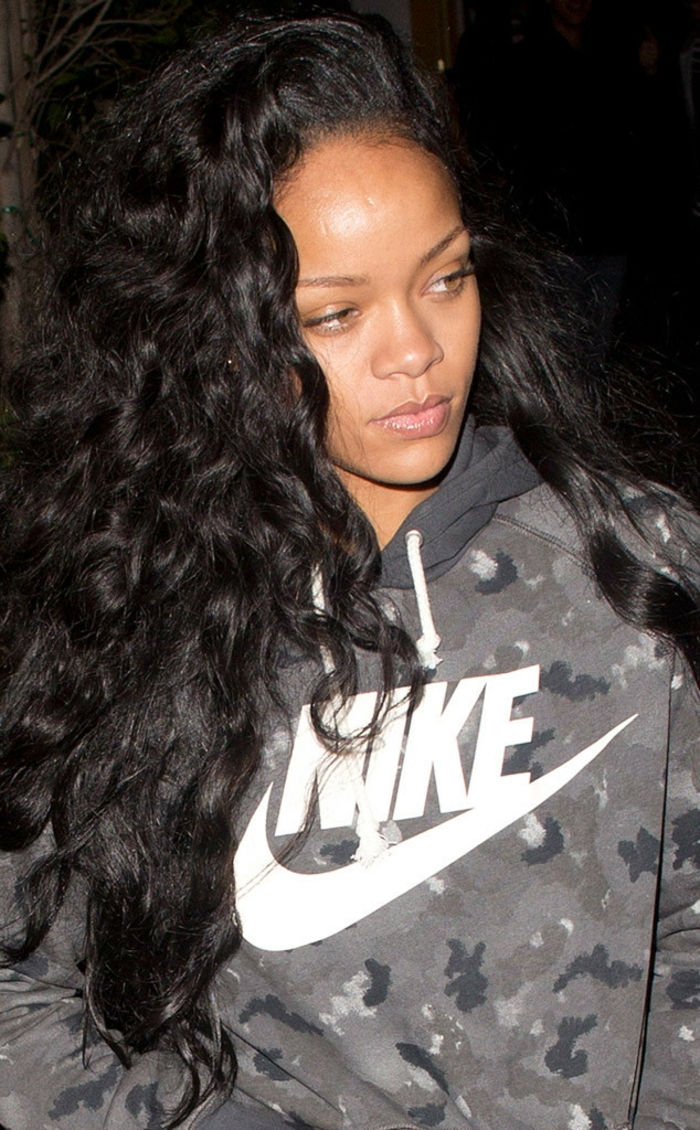 Foto di Rihanna con outfit NIKE - capelli ricci e foto paparazzo