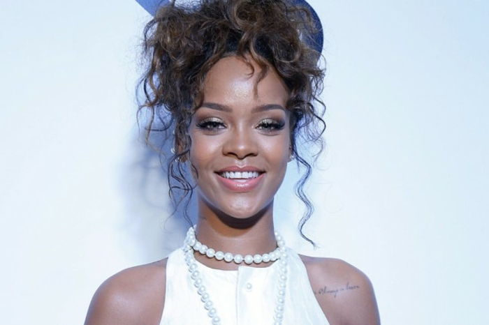Acconciatura di calza con riccioli, abito bianco, collana di perle - immagini di Rihanna