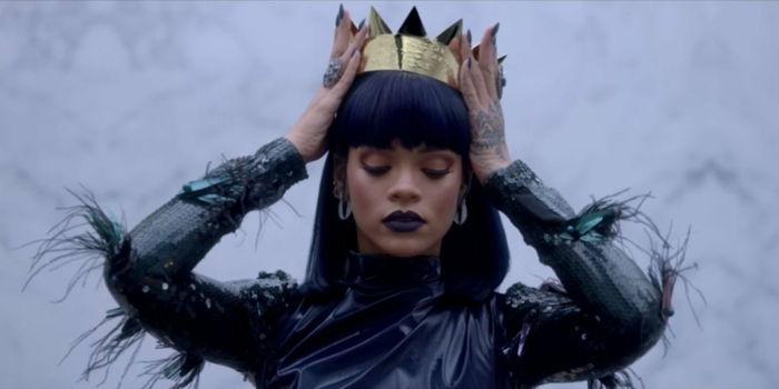 Onun videolarında Rihanna saç modeli ve styling telaffuz - altın taç