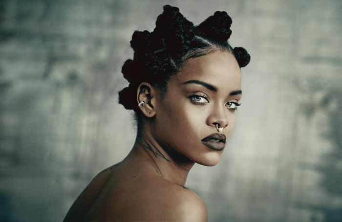 Immagini di Rihanna dal video musicale Disturbia acconciatura molto insolita
