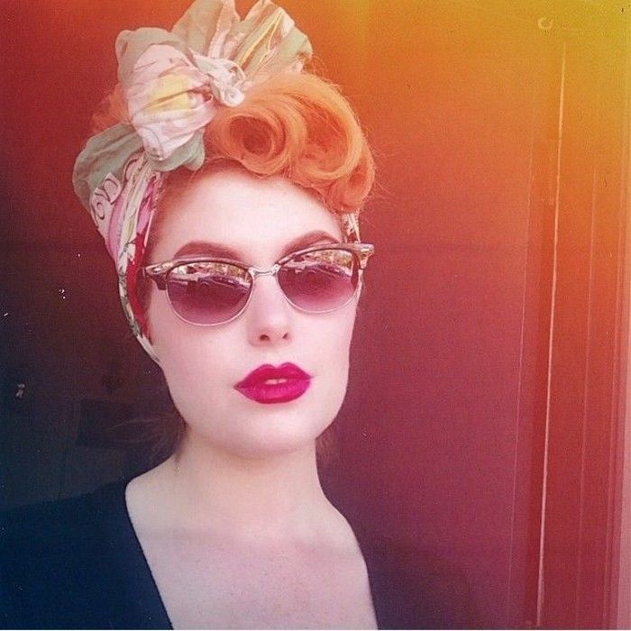 rockabilly saç modeli Chic-kadın-ile-sarı-saç-ve-güneş gözlükleri