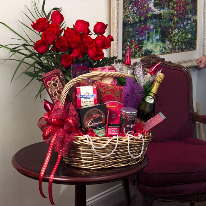 Romantiškas padovanoti dovanų krepšys raudonos rožės