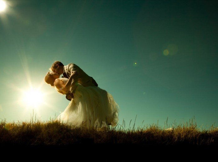 romantična poročna fotografija poljub pod-the-Sonnenscheinen