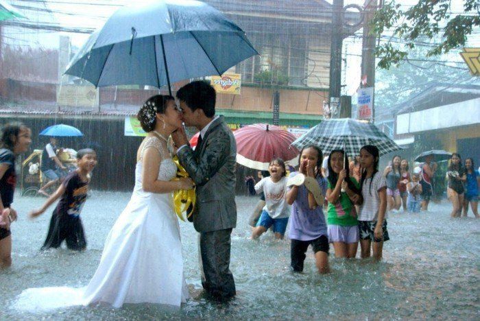 Romantična poroka fotografije ideje poljub v dežju