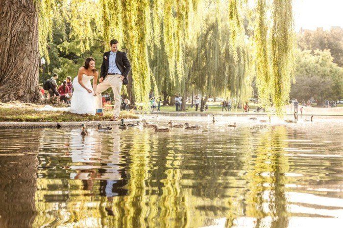 romantične poročne fotografije-na-morju v parku