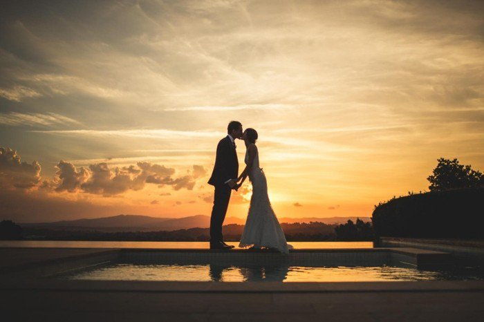 romantična ideja-za-poroko fotografija neveste in ženina poljubljanje ob sončnem zahodu
