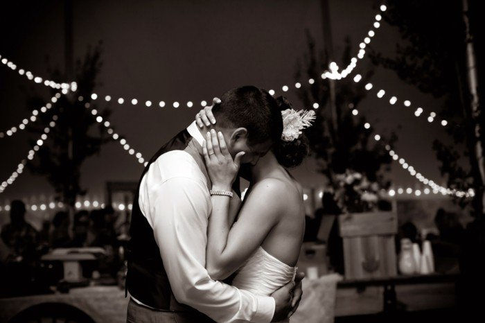 romantično-črno-belo-poročna fotografija-the-prvi ples