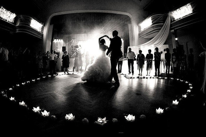 Romantična poroka slike-of-prvi-dance-zakonca, obkrožen-by-the-gostov Flower sveče