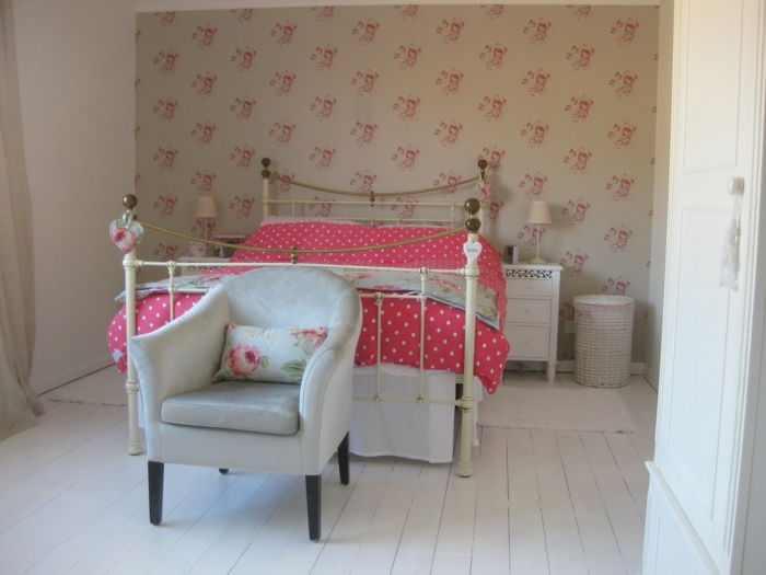 dormitor romantic interior pat de epocă roșu frumos polka-dot-lenjerie-elegant scaun tapet de epocă
