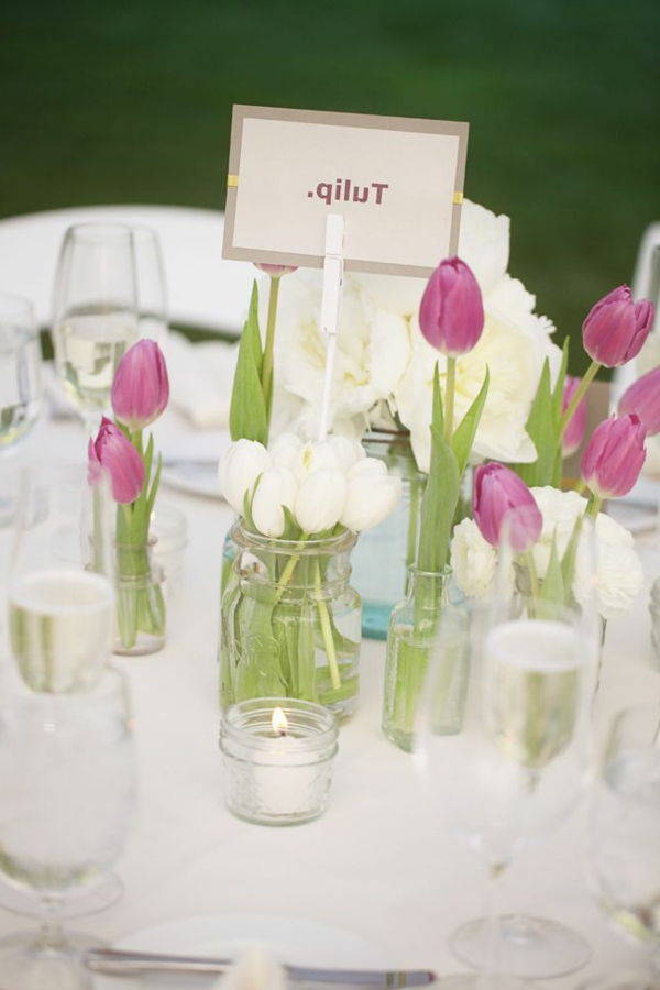 Pink bord dekorasjon med tulipaner