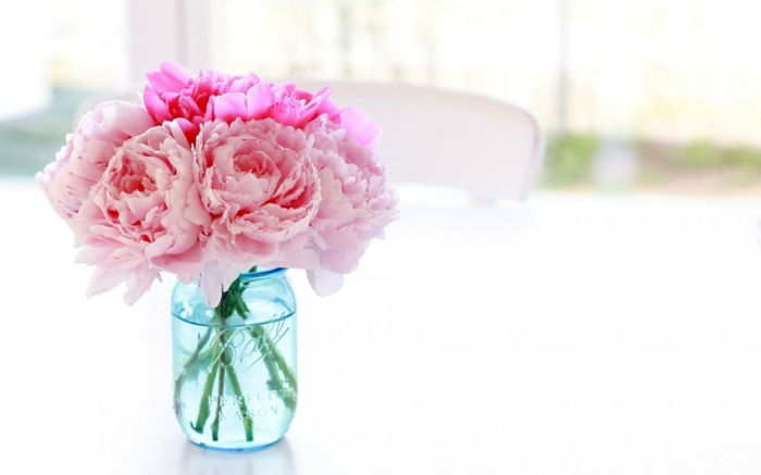 Pivonky v márnej nádobe, ružové kvety, ideálne kvetinové svadobné kytice