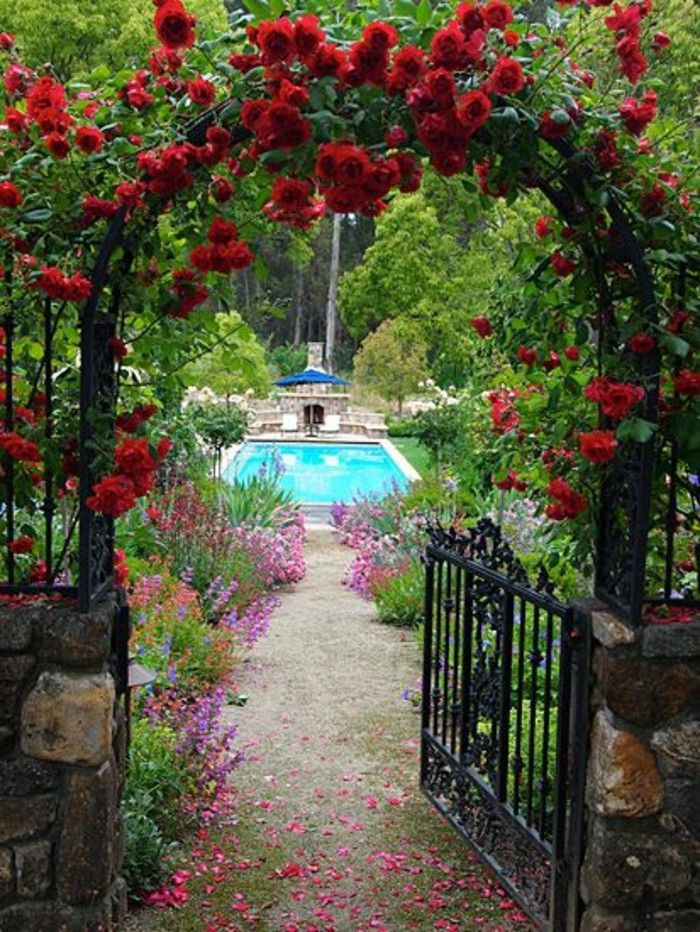 rose arch-gartentor-dvorišču-vrt-z-bazenom