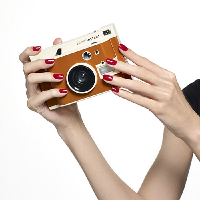 raudonas manikiūras, stilingas ir elegantiškas, puikus nagų dizainas, retro kamera