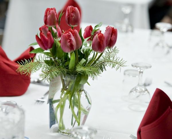 røde tulipaner som borddekorasjon