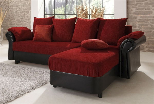 raudonos spalvos už kampo-sofos ir gražus mesti pagalvė
