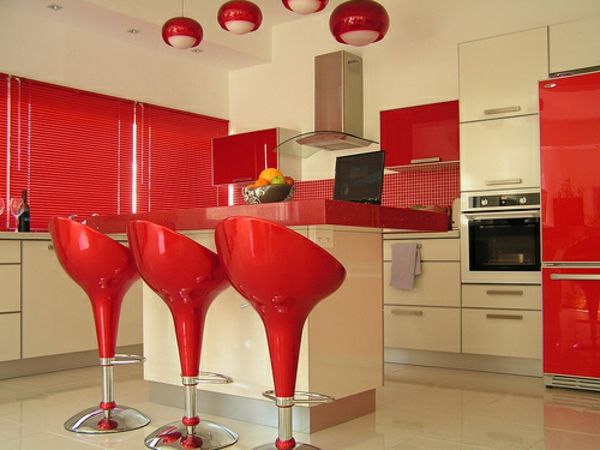 red-kök-vägg färg tre-cool-röd-barstolar