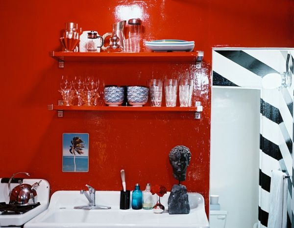röd-kök-vägg färg och vita-element