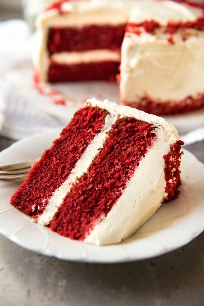 rdeče-hrana-barva-rdeča-torta-z-belo-smetano-kombinirati-super-ideje-recepti-za-sladkarije