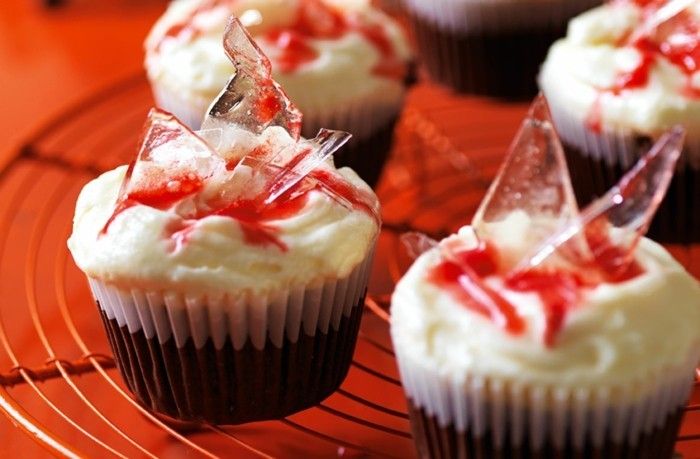 rdeče-torta kolački-okrasite-lepo-ideja-zasnovan z-sladkor-testa-žamet-kolački-rdeče-bela