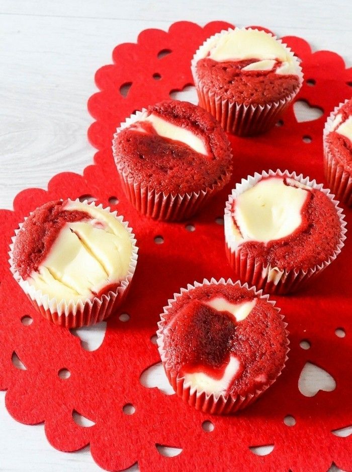 rdeče-cake-rdeče-belo-malenkosti-do-uživajo the valentine-torto s-the-partnerske muffins-