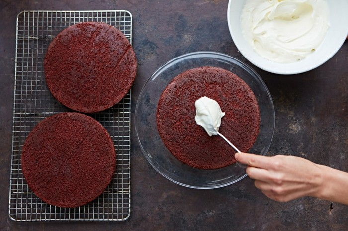 Pečemo rdeče-žamet cake-blaetter-z-kremo-barve-rdeče-testa-krema-kreme pito-yourself izdelavo cook-