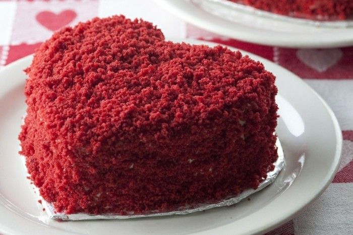rdeči žamet kolač-v-oblike-of-a-obliki srca-s-rdeče-drobtin-urejeni srca pogače Valentine