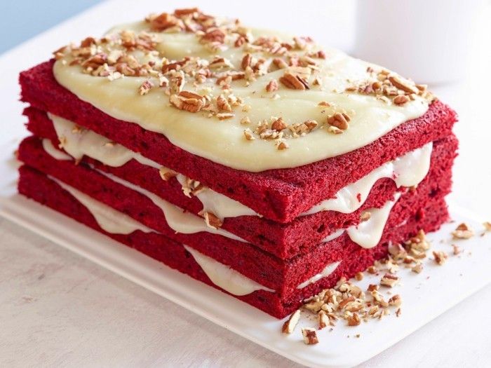 rdeče-žamet torta Red-torta-z-testa-z-hrano barvila-kuhar-in-belo-kremo-in-orehi-as-deco