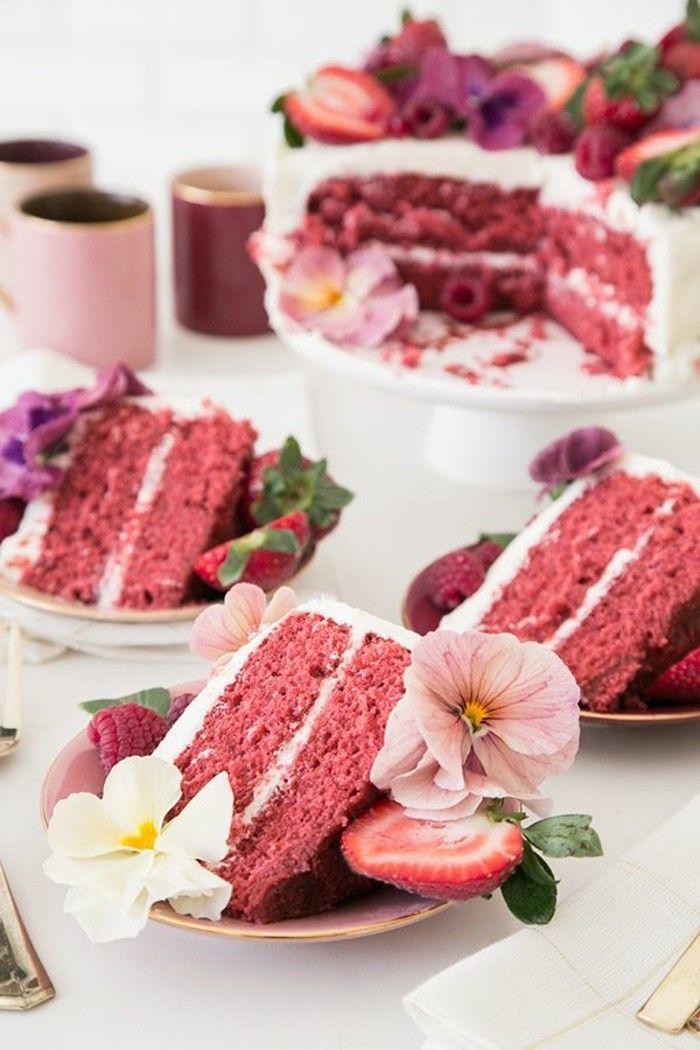 rdeče-žamet cake-poročna torta-z-cvetovi-in-jagode-okrasite-poroko-v-belo-in-rdeče-ideje-torta-pita