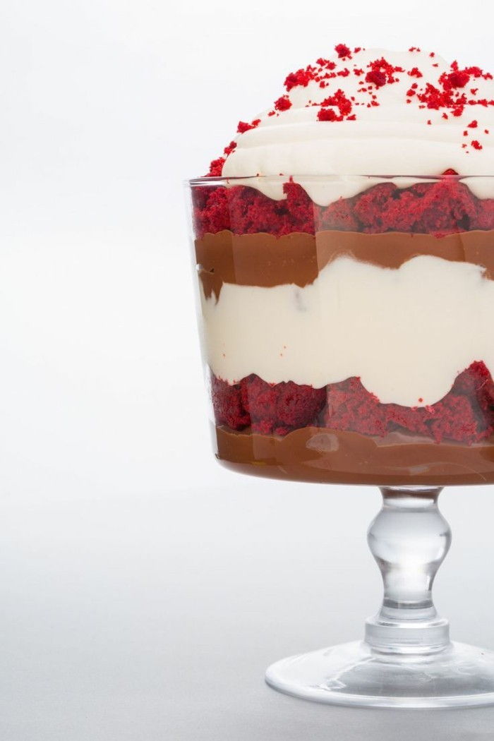 rdeči žamet kolač stekleni-strjenka-čokoladno mleko-čokoladna krema bele pogače-testo-in-lepo-dekompresijski
