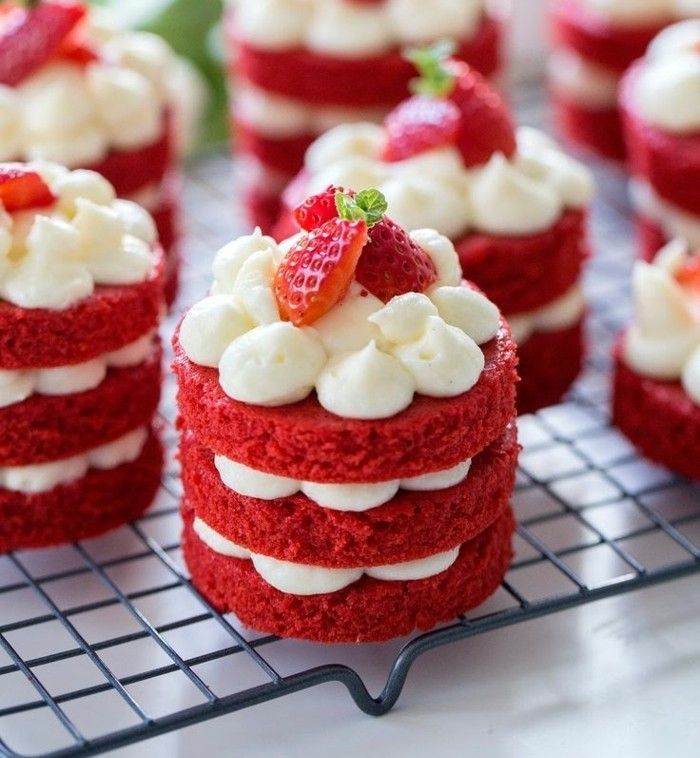 rdeče-žamet cake-super-oblikovanje-tri palice Round-torta-z-kremo-in med-in-jagodno-kot-deco