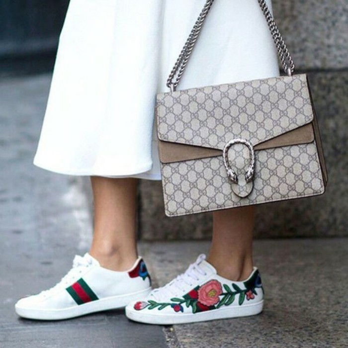 červeno-dress-s-topánky-kombinujú Gucci tenisky-and-bag s-all-možné kombinovať-can-bielo-béžových kvetov