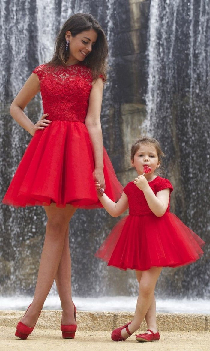 červeno-šaty-topánky-matka-a-dcéra-in-červeno-šaty-s-červeno-topánky-lízaniek-froehliche-momentov