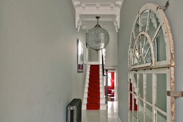 tappeto rosso sulle scale nel corridoio con design originale lampadario