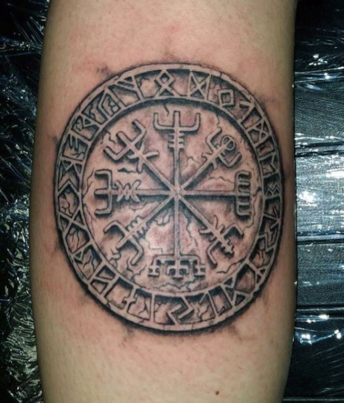 tatuaggio rune, tatuaggio del braccio, tatuaggio del braccio rotondo in nero e grigio
