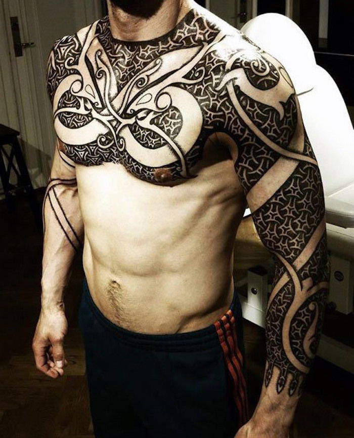 tatuaggio di vichinghi, uomo, seno, tatuaggio del braccio con molti ornamenti