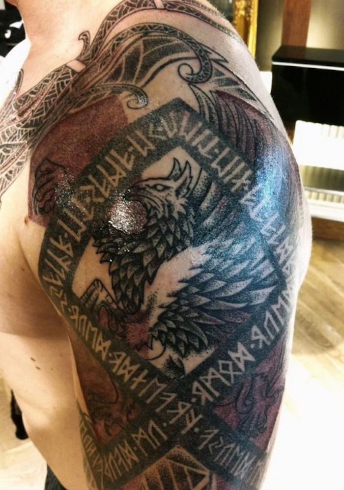 tatuaggi di rune, braccio superiore, tatuaggio del braccio, uomo, viking