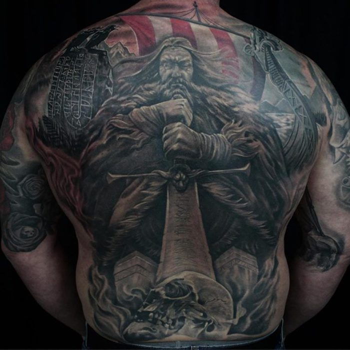 tatuaggio schiena, tatuaggio schiena, uomo con spada, teschio