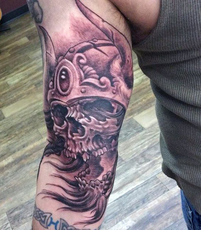 tatuaggio vichingo, teschio in elmo, braccio superiore, tatuaggio del braccio