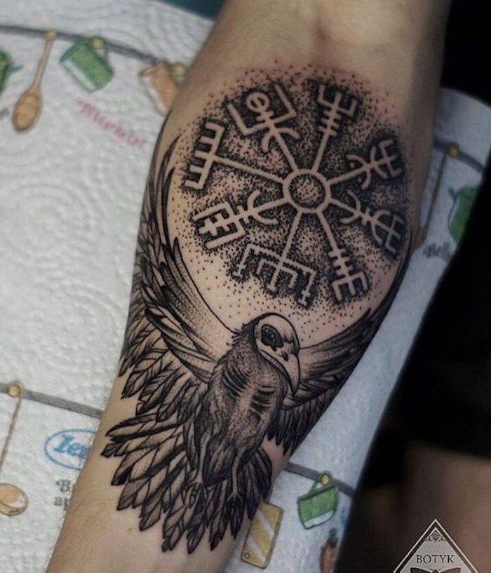 runa tatuaggi, uccello, cerchio, braccio, armtattoo in nero e grigio
