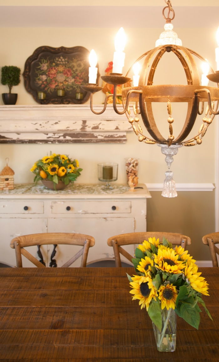 rustikt interiør-vintage lysekrone hvite kjøkkenskap solsikke