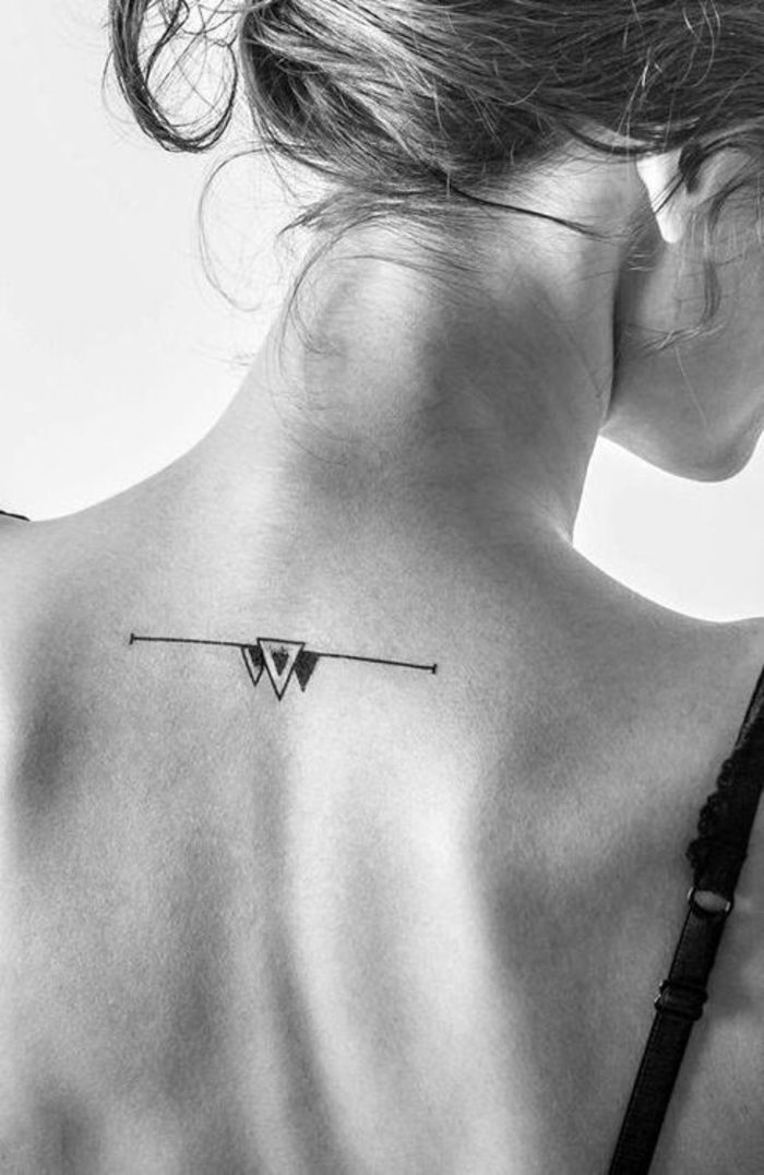 Tillbaka tatuering, tre små trianglar, kvinnliga tatueringsmotiv för axel och rygg
