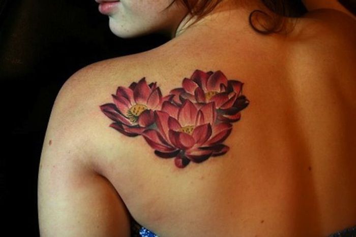 färgad tatuering, tre röda blommor, få en tatuering på baksidan / på axeln