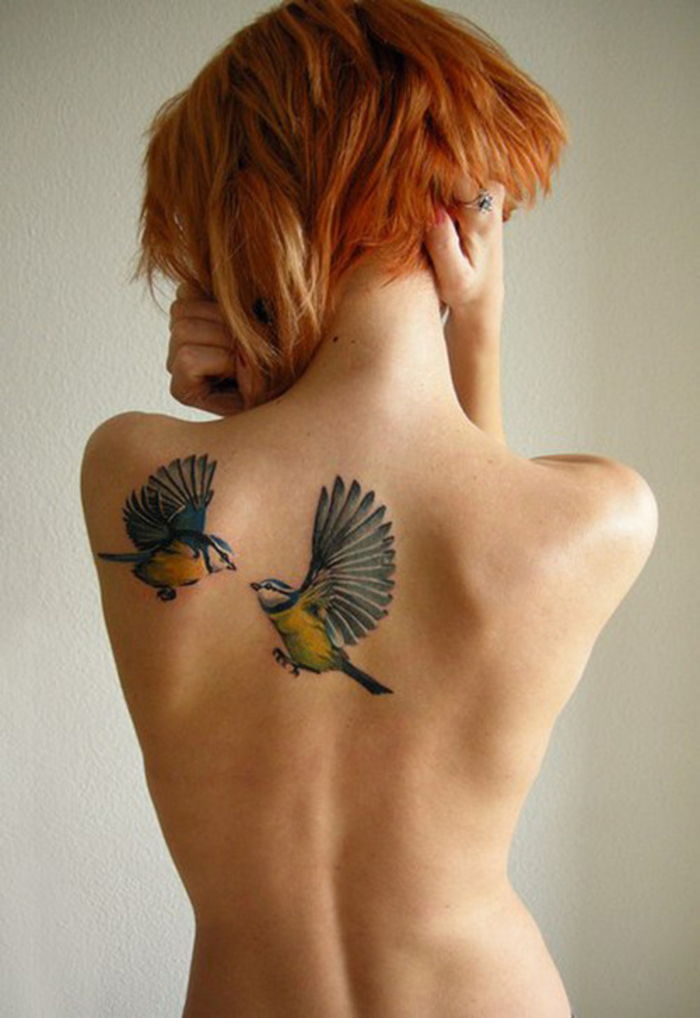 Idéer och inspiration för färgade tatueringar, två fåglar, tatuering på baksidan / på axeln