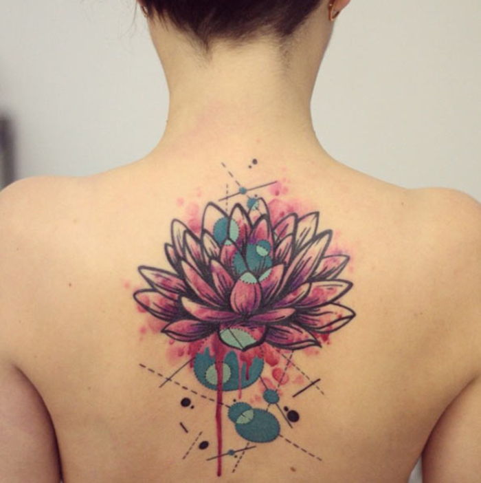 färgad tatuering motiv, rosa lotus, gröna element, olika tatueringar för varje smak