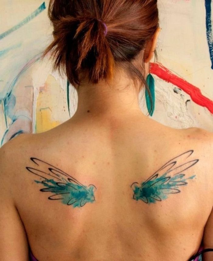 färgad tatuering för kvinnor, tillbaka tatuering, små vingar, svarta och gröna, coola idéer