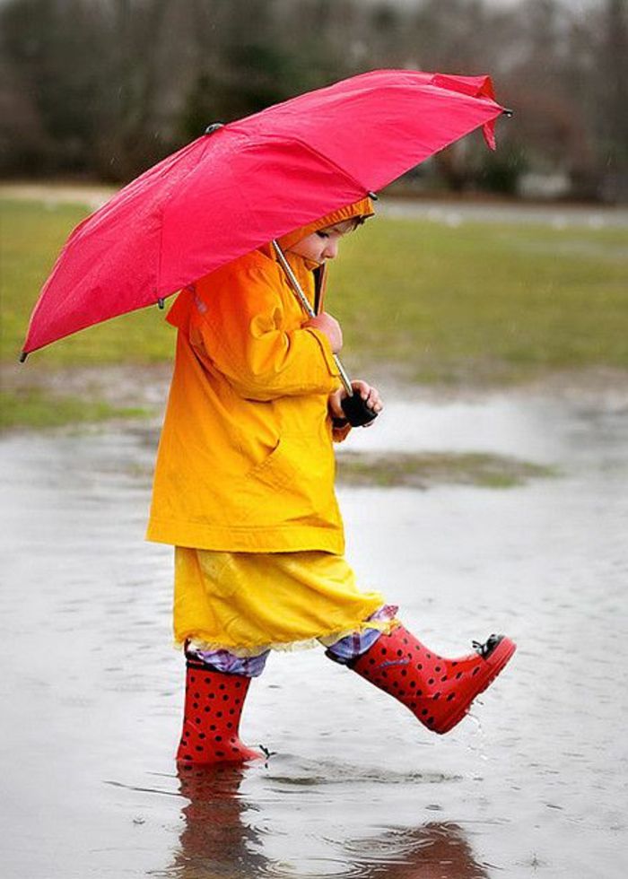 doce criança vermelho Crianças Umbrella in the Rain prazo