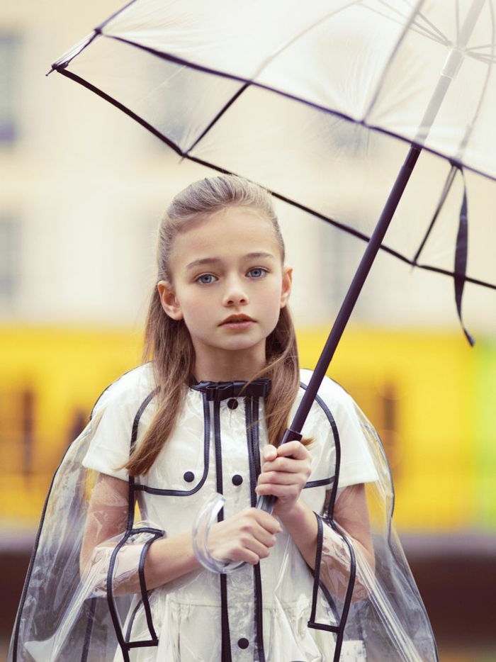 modelo transparente sweet little-girl-trench-coat Crianças da Umbrella