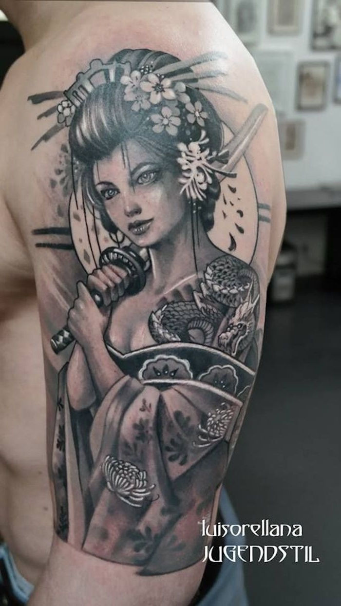 Donna con capelli neri, katana, fiori, tatuaggio del braccio