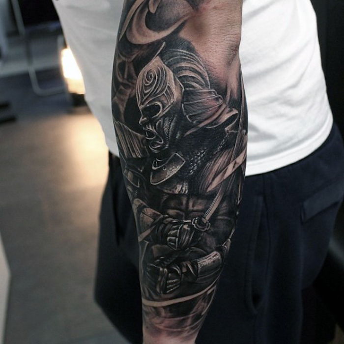 tatuaggio da combattente, maglietta bianca, braccio, ascella tatuata, tatuaggi