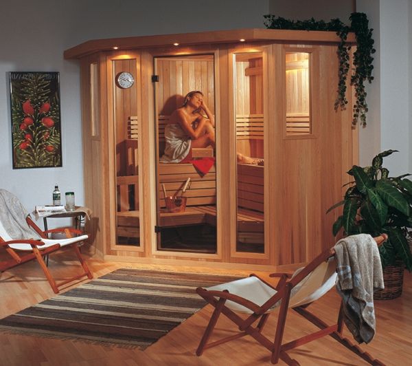 sauna-med-glass front-to-solstoler ved siden av det